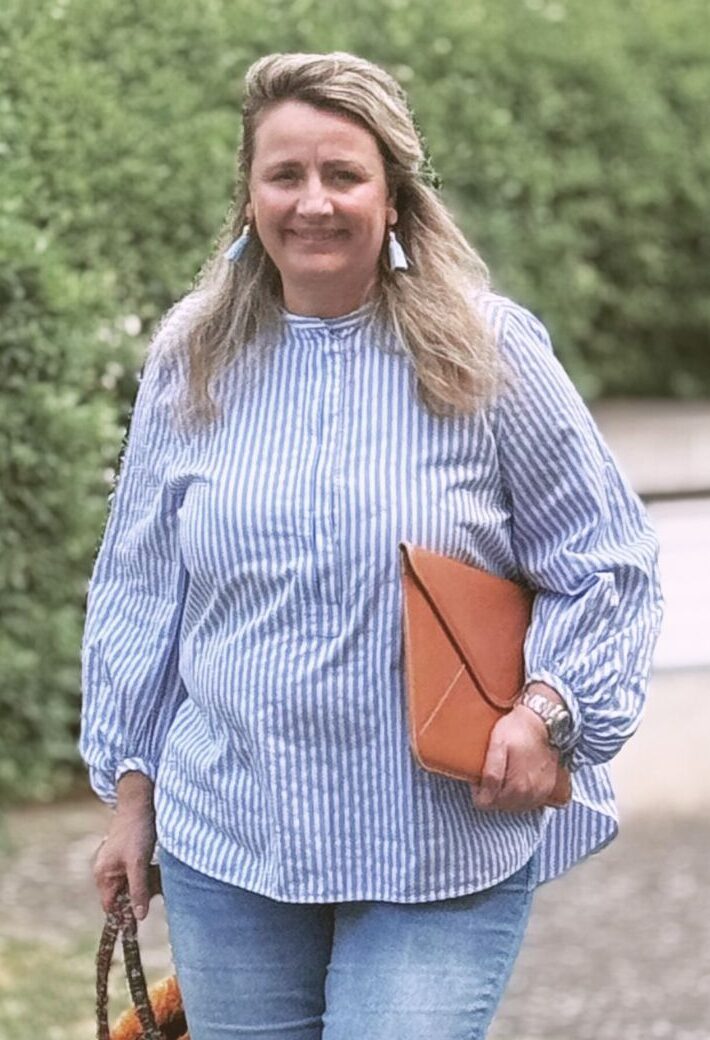 Verena Henn laufend mit Aktentasche